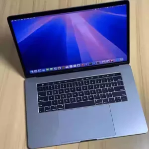 2018 MacBook Pro Intel i7 Pro 555X Pro 560X Pro Vega 16 puce 15 pouces Touch ID, barre tactile, 256 Go/512 Go/1 To SSD 8 Go/16 Go/32 Go de RAM.